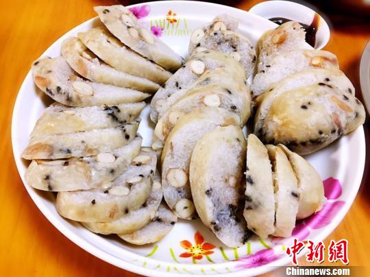 花生黑芝麻糯米餡的糯米掙豬腸頭 李曉春 攝