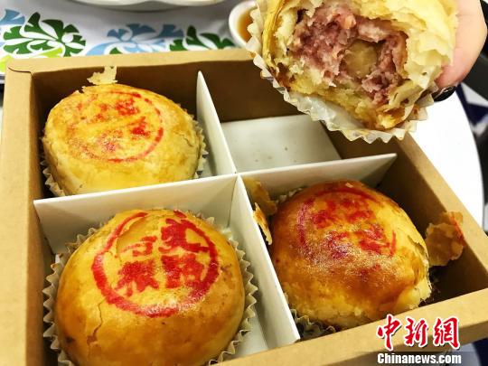 咸乳酪培根鲜肉月饼。 王子涛 摄
