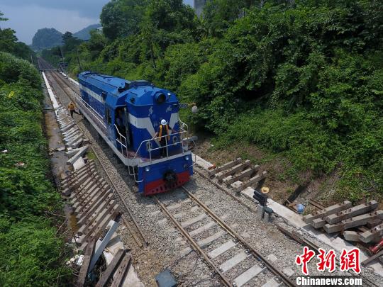 图为凭祥铁路进境水果口岸货运线施工场景。 彭希堂 摄