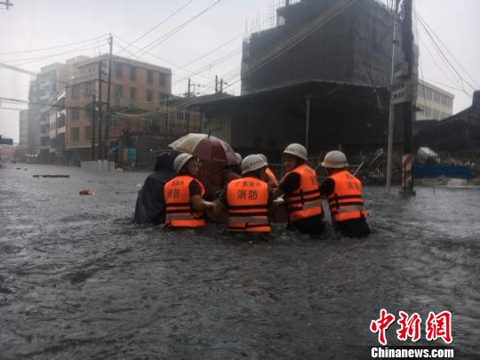 29日至31日连降暴雨,广东汕头潮南46万多人受灾,图为消防官兵正转移受灾群众 潮南宣 摄