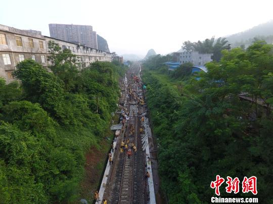 图为凭祥铁路进境水果口岸货运线施工场景。 彭希堂 摄