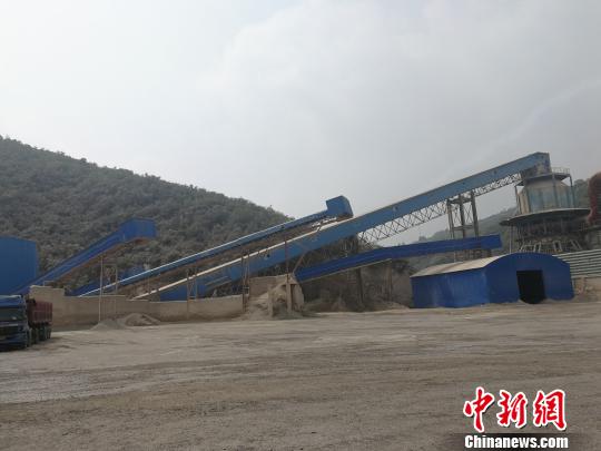 等待拆除的三厂违建设备。 范丽芳 摄