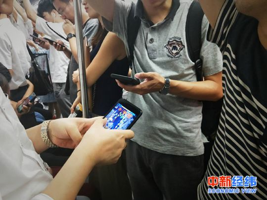 ▲通勤時段,人人都是“低頭族” 中新經緯 趙佳然攝