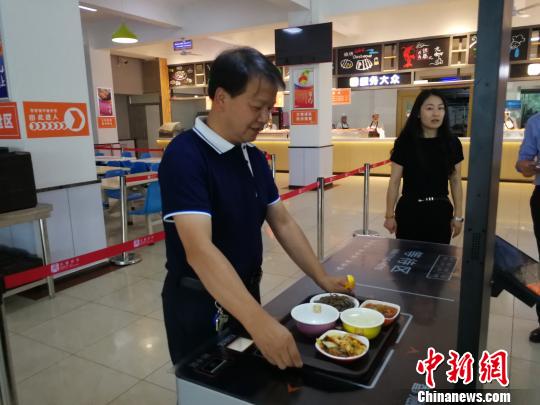 兰州中学食堂开启智慧升级 模式:自助选餐刷脸支付