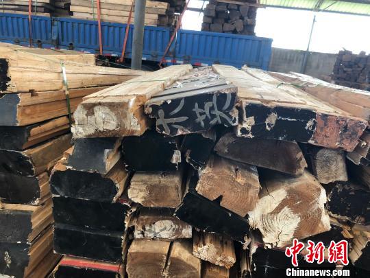 有的棺木上還寫有名諱。 劉林 攝