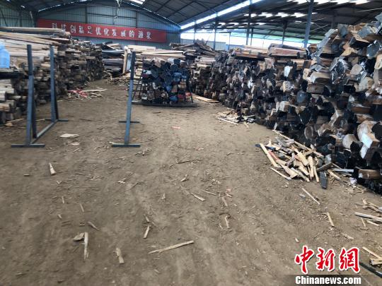 1000多平米的廠房內堆滿了廢棄棺木。 劉林 攝