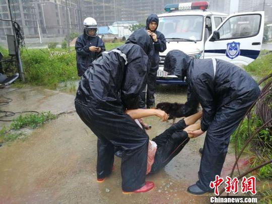 广东惠州公安干警在狂风暴雨中救助伤者与转移