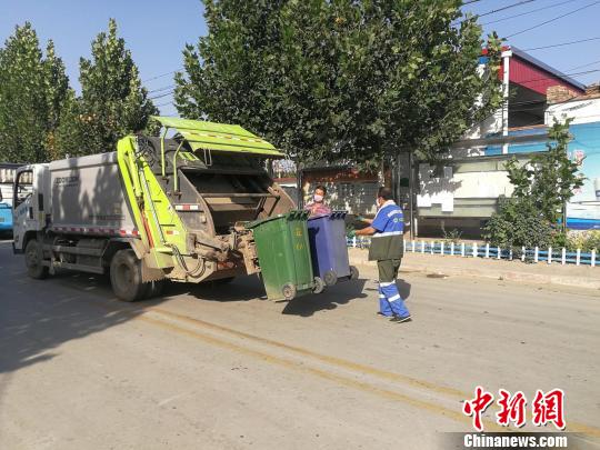 深州市穆村乡庄户头村的生活垃圾清运。 王鹏 摄