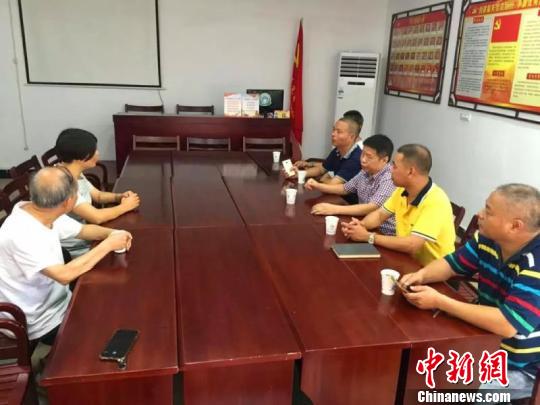 林爱新和同事化解基层涉侨信访矛盾 林园园 摄