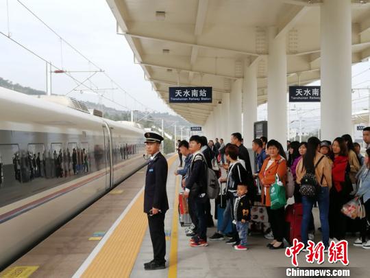 天水南车站有序组织旅客乘车。 柳新伟 摄