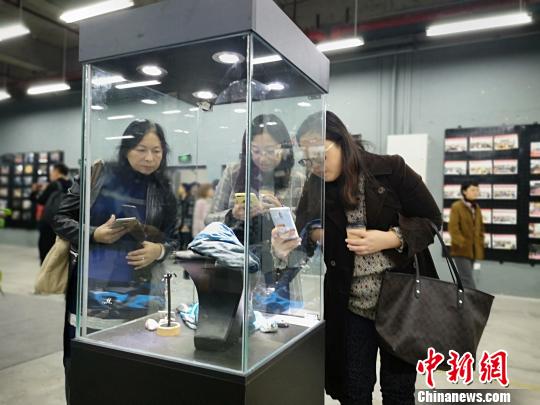 《贵州苗族民间工艺与旅游文创产品设计人才培养》成果汇报展览现场。 唐福敬 摄