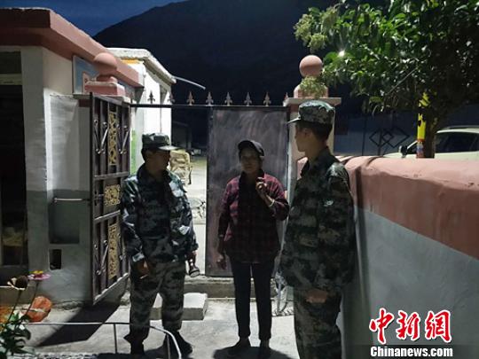 志愿者和村干部挨家挨户排查。 甘孜宣 摄 志愿者和村干部挨家挨户排查。 甘孜宣 摄