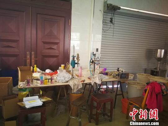 義烏警方破獲特大跨國製售假香水案。警方提供