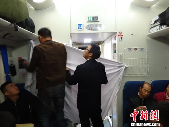 图为列车工作人员与旅客搭建起临时产房。 钟欣 摄 图为列车工作人员与旅客搭建起临时产房。 钟欣 摄