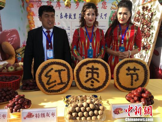 麦盖提县举办的“灰枣文化旅游节”现场。 勉征 摄