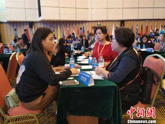 10月26日,2018中国—东盟博览会旅游展专业洽谈现场。 欧惠兰 摄