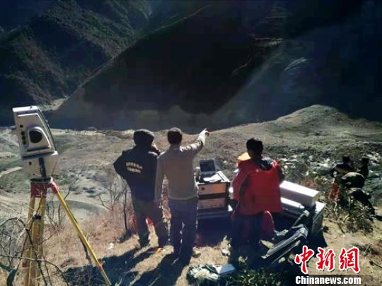 测量人员正在现场。 刘忠俊 摄 测量人员正在现场。 刘忠俊 摄