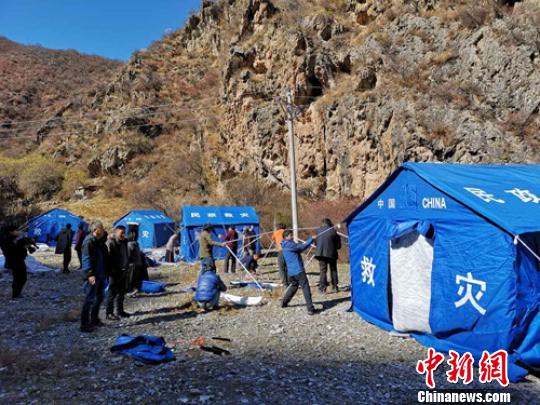 救援人员正在搭建帐篷。 刘忠俊 摄 救援人员正在搭建帐篷。 刘忠俊 摄
