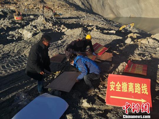 抢险人员正在堰塞湖坝体上忙碌。 刘忠俊 摄 抢险人员正在堰塞湖坝体上忙碌。 刘忠俊 摄