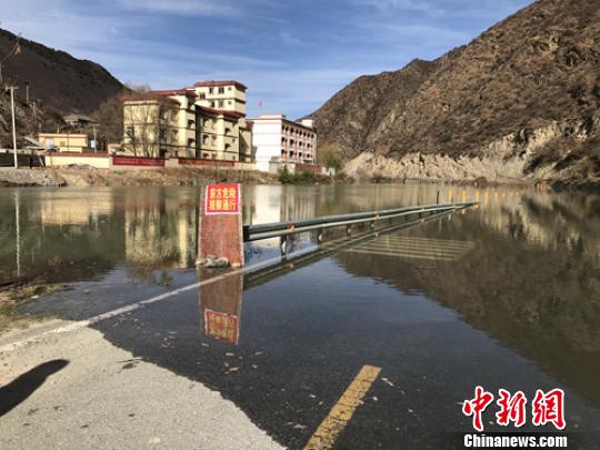 堰塞湖湖水已淹没公路。 钟欣 摄
