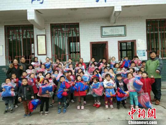 乡村教师夫妻坚守大山十八载,成为801名留守儿童的爸妈。 钟欣 摄 乡村教师夫妻坚守大山十八载,成为801名留守儿童的爸妈。 钟欣 摄