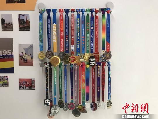 图为孙善永获得的奖牌。 岳依桐 摄