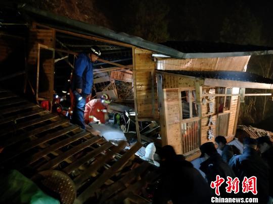 图为救援现场。 韦昌华 摄