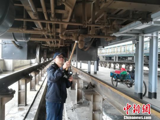 黄礼志检查制动管系是否良好 张文波 摄