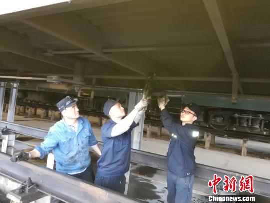 黄礼志和同事们在紧固制动主管 张文波 摄