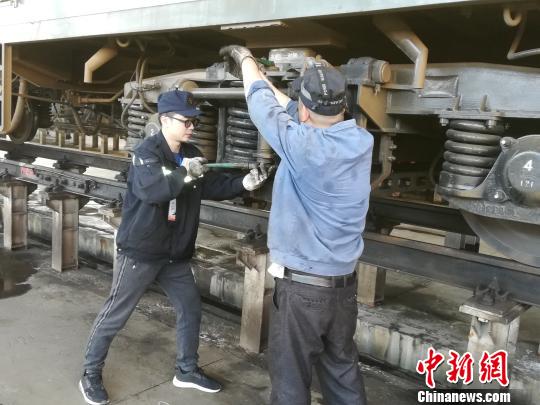 黄礼志和同事在更换有故障的油压减振器 张文波 摄