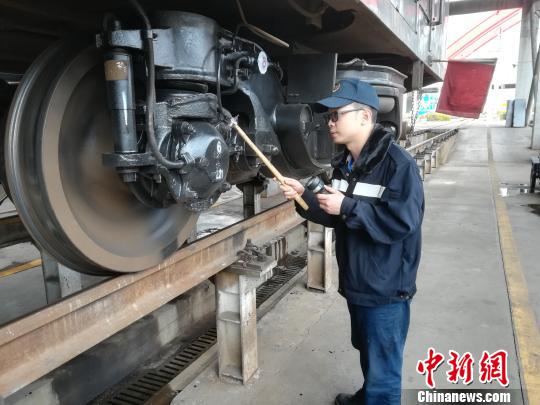 黄礼志正在检查转向架配件是否良好 张文波 摄