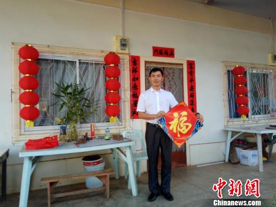 图为老挝百细华侨公学教师用礼包装点宿舍 钟欣 摄