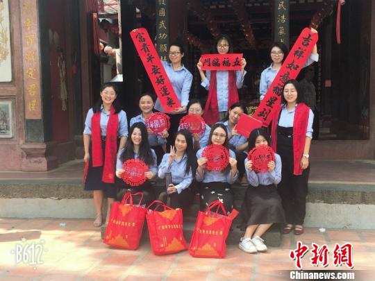 图为柬埔寨民生中学外派教师与礼包合影 钟欣 摄