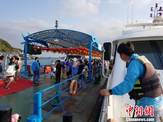 蜈支洲岛,游客依次登船下岛。 王晓斌 摄