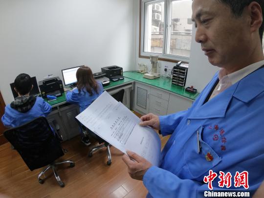 58岁张贤就要退休了,作为一名铁路老兵,他希望把铁路电报认真细致负责的工作态度和精神永远传承下去。 张亨伟 摄