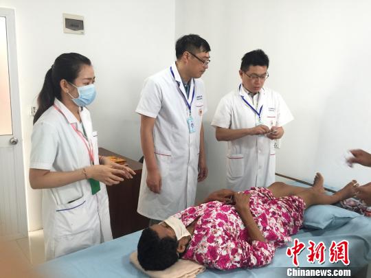 图为义诊现场. 院方提供. 摄