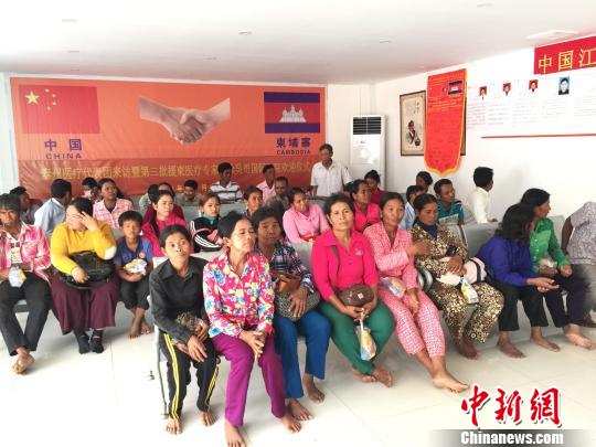 图为等候义诊的当地民众. 院方提供. 摄
