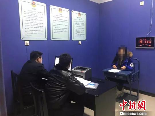 发帖人蒋某在派出所接受调查。 供图