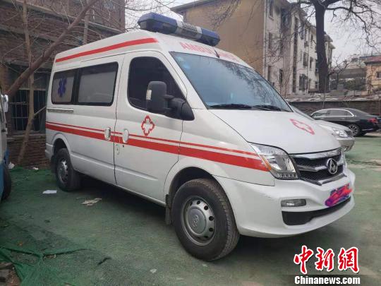  图为郑大一附院附近停车场停放的“黑救护车”。　齐永　摄