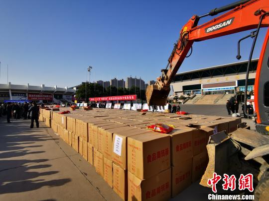 丽盈平台注册-丽盈官方漯河会集烧毁6.2吨假装仿冒食物。 韩章云 摄