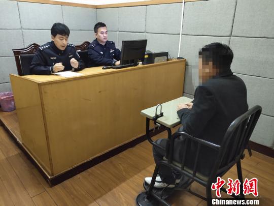 嫌疑人接受审讯。吴兴公安提供
