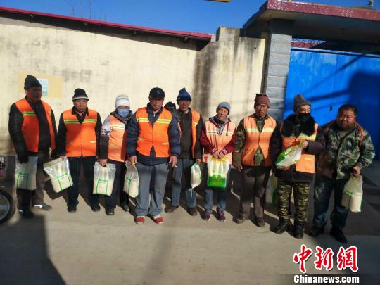 图为弘远集团环卫工人收到了节日的慰问品。 河北弘远集体提供 摄