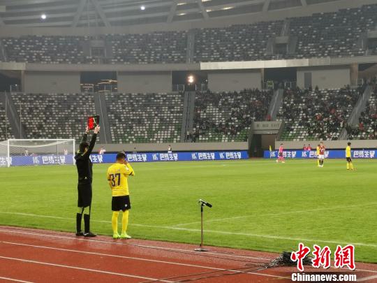 西藏足球打响职业联赛首战 两藏族球员登场创