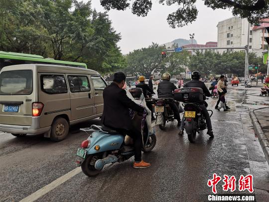 图为涉事出租车停车下客路口。 林馨 摄 图为涉事出租车停车下客路口。 林馨 摄