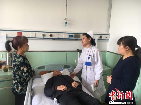 93岁的老兵张理义即将接受右眼白内障手术。 杨旭东 摄