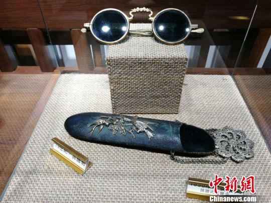 图为博物馆展示的古董眼镜。 胡远航 摄