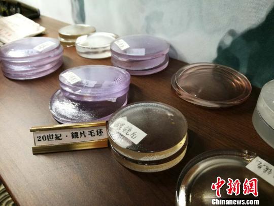 图为博物馆展示的各类镜片毛坯。 胡远航 摄