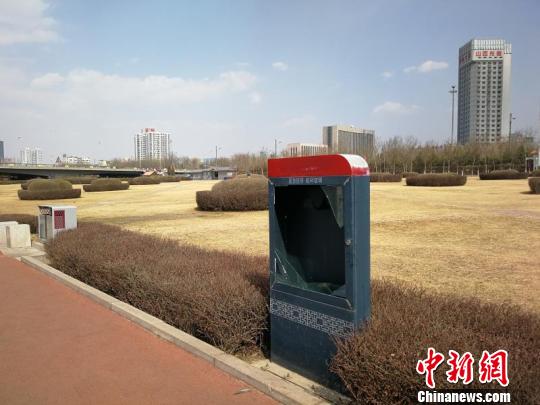 当葛川迅速脱掉外套跳入河中时,李琦已经飞奔向百米开外的应急箱。图为汾河岸边的应急箱。 李琦 摄