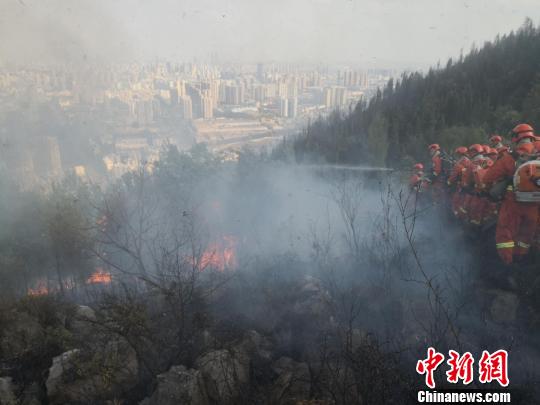 圖爲森林消防員正在現場撲救。雲南省森林消防總隊昆明支隊供圖