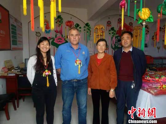 甘肃 巧娘 香包绣出商机助贫困妇女 腰包鼓起来 甘肃 商机 新浪新闻